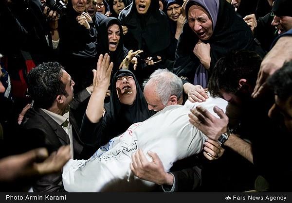 اولین دیدار خانواده شهید حیدری با فرزند شهیدشان 32