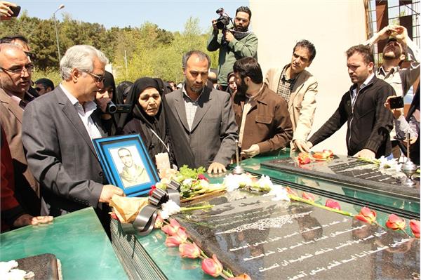 حضور خانواده شهید تازه شناسایی شده عباس امیری در باغ موزه 8