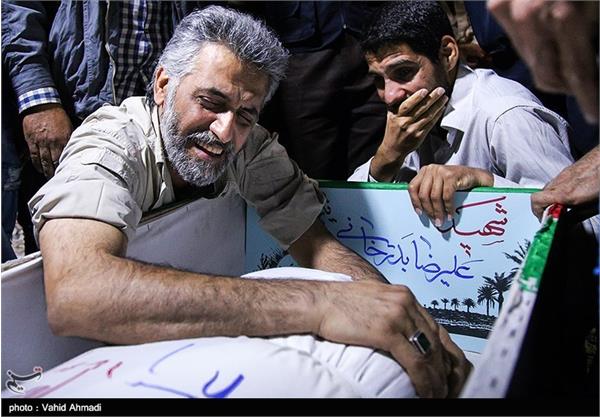 نخستین دیدار خانواده شهید علیرضا بدرخانی بعد از ۲۸ سال با پیکرش 2