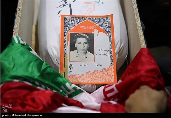 دیدار خانواده شهید تازه تفحص شده حسین سپهر با پیکر وی 3