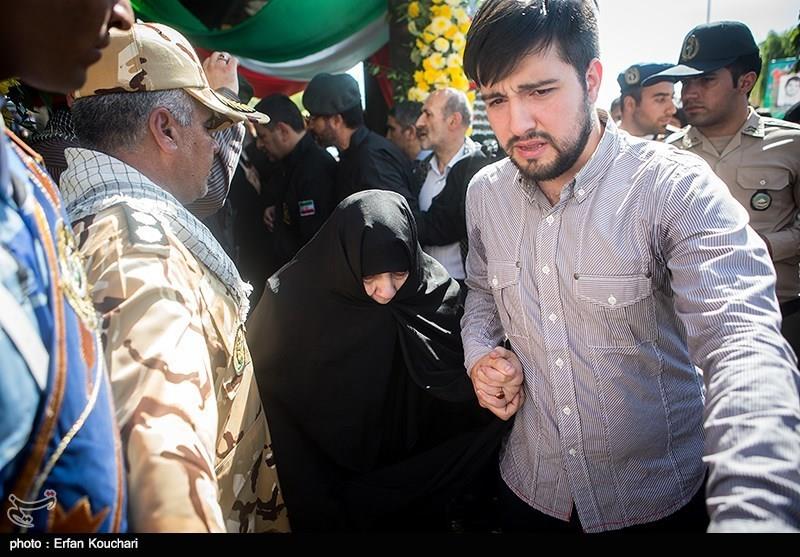 اولین دیدار خانواده شهید مرتضی محمد با فرزند شهیدشان 1