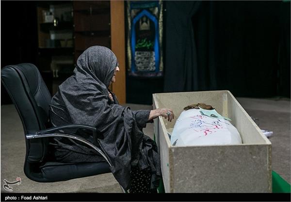 دیدار خانواده شهیدقربان نظری با پیکر فرزندشان 9