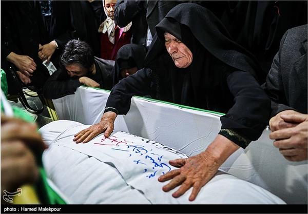 دیدار خانواده شهید تازه تفحص شده مهدی سیفی با پیکر وی 9