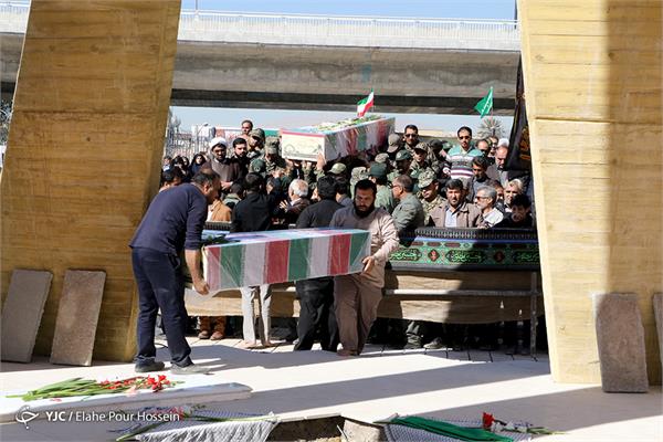 مراسم تشییع و تدفین دو شهید گمنام دفاع مقدس در شیراز 3