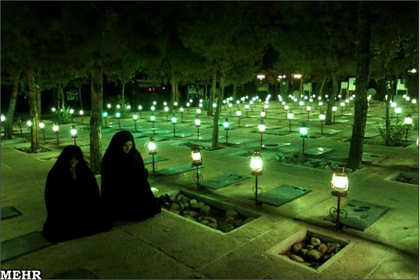 افطار در جوار مزار شهدای گمنام