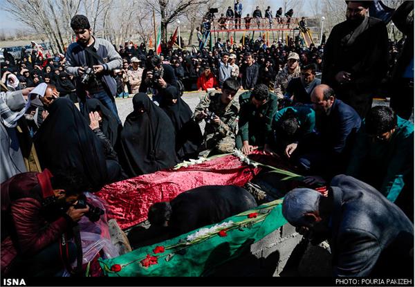 تشییع دو شهید گمنام دوران دفاع مقدس در روستای صالح آباد - همدان