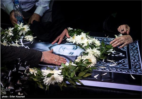 اولین دیدار خانواده شهید مرتضی محمد با فرزند شهیدشان 12