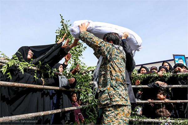 مراسم تشییع و خاکسپاری دو شهید گمنام در خمین 24