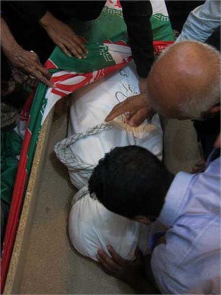 وداع مادر شهید جلال رئیسی با پیکر تازه تفحص شده اش