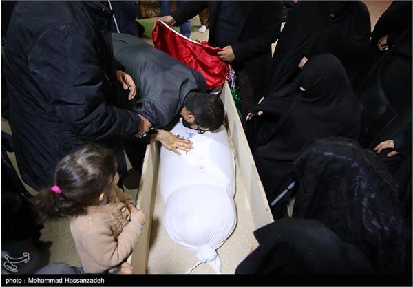 دیدار خانواده شهید تازه تفحص شده حسین سپهر با پیکر وی 19