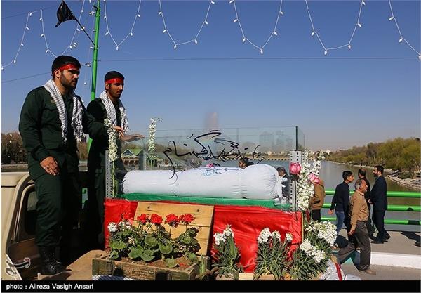 مراسم تشییع پیکر ۱۲ شهید دفاع مقدس - اصفهان 17