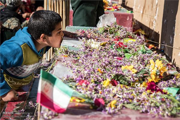 تشییع پیکر شهدای گمنام هشت سال دفاع مقدس در لامرد 17