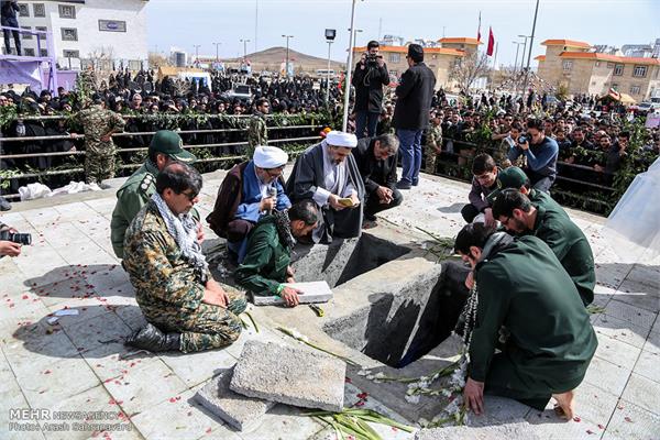 مراسم تشییع و خاکسپاری دو شهید گمنام در خمین 16