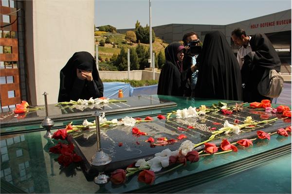 حضور خانواده شهید تازه شناسایی شده عباس امیری در باغ موزه 14