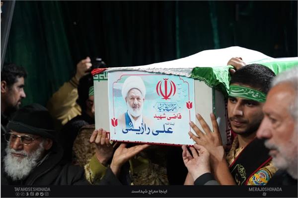 وداع با پیکرهای مطهر شهیدان آیت‌الله علی رازینی و حجت‌الاسلام محمد مقیسه - 30 دی 1403 8