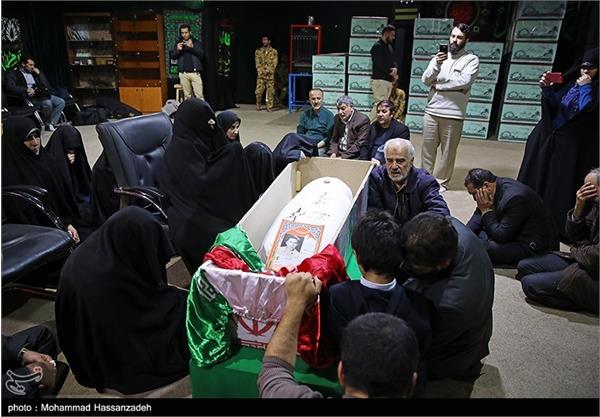 دیدار خانواده شهید تازه تفحص شده حسین سپهر با پیکر وی 5
