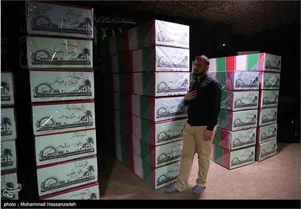 دیدار خانواده شهید تازه تفحص شده حسین سپهر با پیکر وی 10