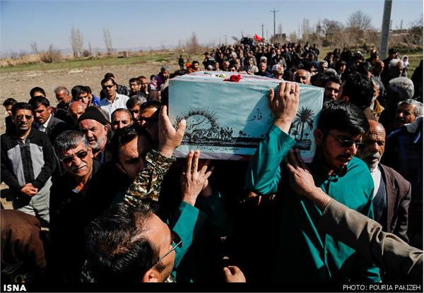 تشییع دو شهید گمنام دوران دفاع مقدس در روستای صالح آباد - همدان