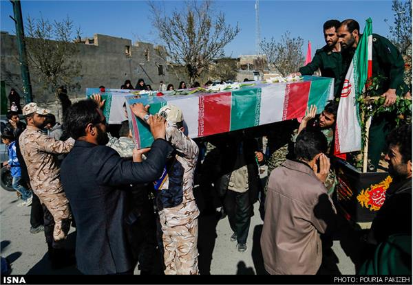 تشییع دو شهید گمنام دوران دفاع مقدس در روستای صالح آباد - همدان