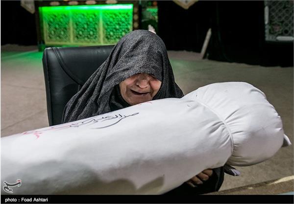 دیدار خانواده شهیدقربان نظری با پیکر فرزندشان 11