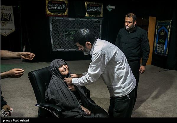 دیدار خانواده شهیدقربان نظری با پیکر فرزندشان 18