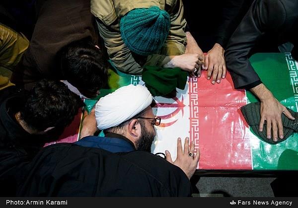 اولین دیدار خانواده شهید حیدری با فرزند شهیدشان 18