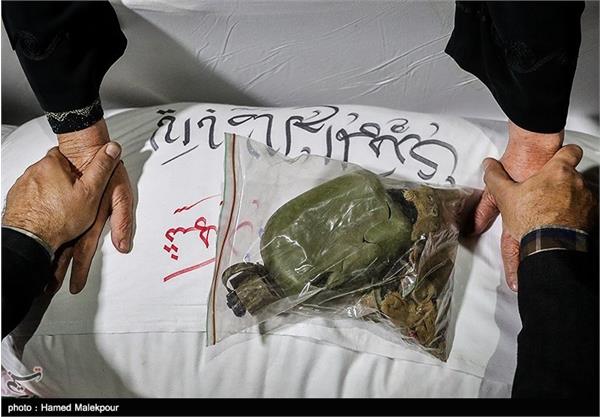 دیدار خانواده شهید تازه تفحص شده مهدی سیفی با پیکر وی 15