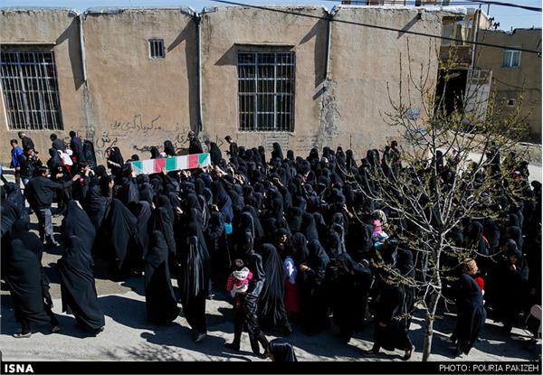 تشییع دو شهید گمنام دوران دفاع مقدس در روستای صالح آباد - همدان