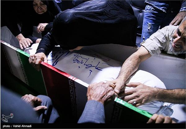 نخستین دیدار خانواده شهید علیرضا بدرخانی بعد از ۲۸ سال با پیکرش 8