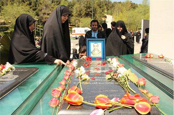 حضور خانواده شهید تازه شناسایی شده عباس امیری در باغ موزه 13