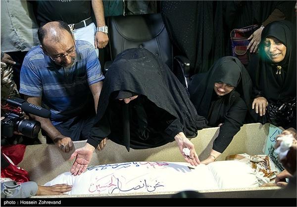 دیدار خانواده شهید ناصر مظفری با پیکر فرزندشان پس از ۳۳ سال 12