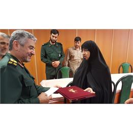 تجلیل فرماندهی محترم کل سپاه از خانواده شهید جستجوگر نور علیرضا شمسی پور