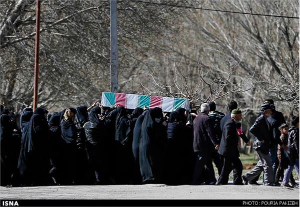 تشییع دو شهید گمنام دوران دفاع مقدس در روستای صالح آباد - همدان