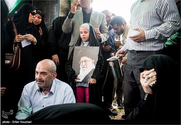 اولین دیدار خانواده شهید مرتضی محمد با فرزند شهیدشان 15