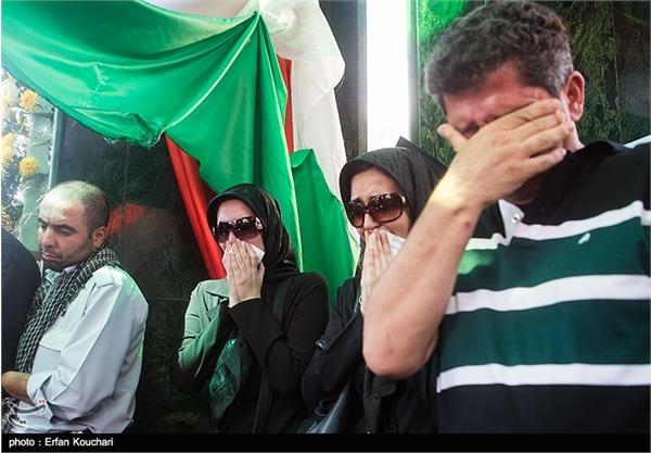 اولین دیدار خانواده شهید مرتضی محمد با فرزند شهیدشان 13