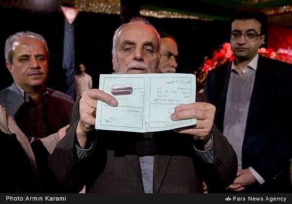 اولین دیدار خانواده شهید حیدری با فرزند شهیدشان 24