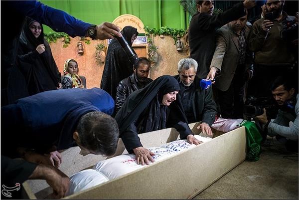 دیدار خانواده شهید امرالله معروف وند با پیکر وی پس از ۳۱ سال