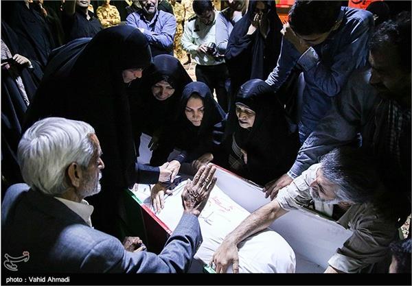 نخستین دیدار خانواده شهید علیرضا بدرخانی بعد از ۲۸ سال با پیکرش 3