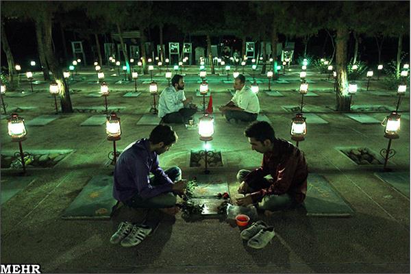 افطار در جوار مزار شهدای گمنام