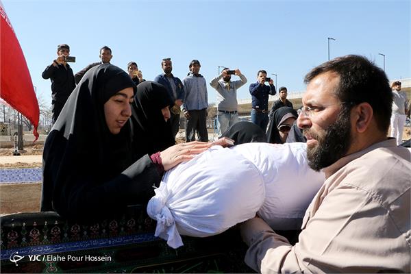 مراسم تشییع و تدفین دو شهید گمنام دفاع مقدس در شیراز 15