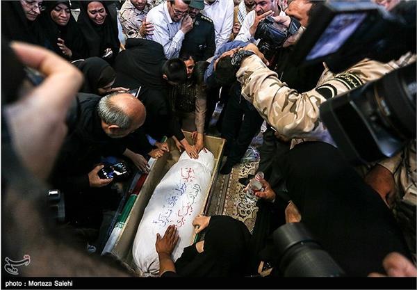 مراسم وداع با پیکر شهدای احراز هویت شده در اصفهان 15