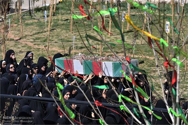 مراسم تشییع و تدفین پیکر مطهر دو شهید گمنام در شیراز‎ 14