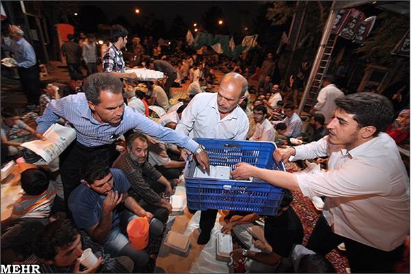 افطار در جوار مزار شهدای گمنام