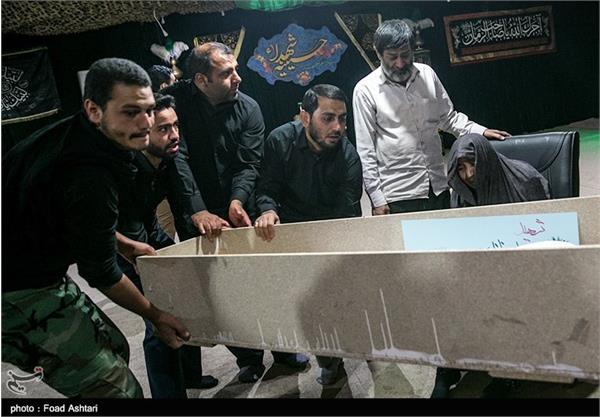 دیدار خانواده شهیدقربان نظری با پیکر فرزندشان 5
