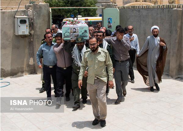 دیدار خانواده دو شهید لامردی با پیکر فرزندانشان 7