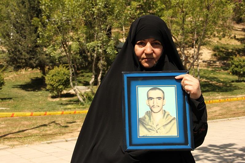 حضور خانواده شهید تازه شناسایی شده عباس امیری در باغ موزه 1