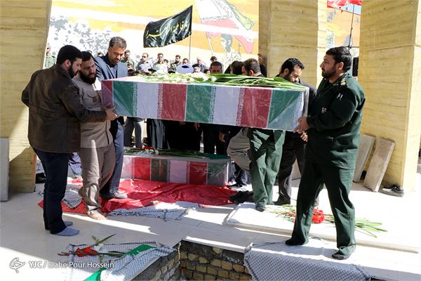 مراسم تشییع و تدفین دو شهید گمنام دفاع مقدس در شیراز 7