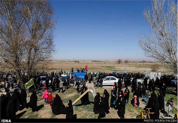 تشییع دو شهید گمنام دوران دفاع مقدس در روستای صالح آباد - همدان