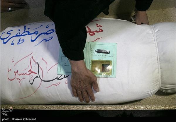 دیدار خانواده شهید ناصر مظفری با پیکر فرزندشان پس از ۳۳ سال 6