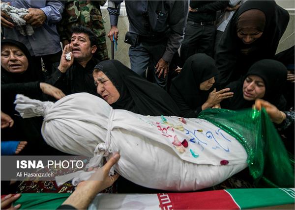 دیدار خانواده دو شهید لامردی با پیکر فرزندانشان 5